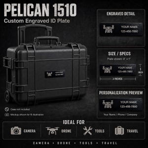 Op de afbeelding: Zwarte Pelican 1510 koffer met een op maat gegraveerde ID-plaat. De koffer heeft een handvat en wielen. De ID-plaat is 7,6 cm x 2,5 cm. Ideaal voor camera's, drones, gereedschap en reizen.