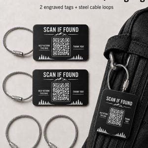 Peut inclure: Étiquettes de sac QR en métal noir avec des boucles de câble en acier. Chaque étiquette porte le texte "SCAN IF FOUND", un code QR et les phrases "HELP RETURN THIS BAG" et "THANK YOU!" en blanc. Les étiquettes sont attachées à un sac à dos noir.