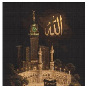 Puede incluir: Un patr&oacute;n de punto de cruz que muestra la Kaaba y la torre del reloj Abraj Al-Bait en La Meca, iluminadas sobre un fondo oscuro. La palabra &aacute;rabe Allah est&aacute; escrita en oro sobre las estructuras. El tama&ntilde;o del dise&ntilde;o es de 200 x 300 puntos.