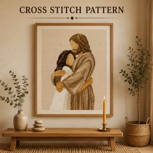 Puede incluir: Un patrón de punto de cruz enmarcado con el texto CROSS STITCH PATTERN en la parte superior. La obra muestra una ilustración en tonos marrones de una persona de pelo largo abrazando a otra con una prenda blanca sobre fondo beige.