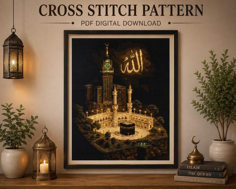 Puede incluir: Un patr&oacute;n de punto de cruz en descarga digital PDF enmarcado que presenta una ilustraci&oacute;n de la Kaaba en La Meca con la torre del reloj Abraj Al-Bait de fondo, iluminado por luces c&aacute;lidas contra un cielo oscuro con caligraf&iacute;a &aacute;rabe dorada.