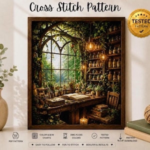 Puede incluir: Un patrón de punto de cruz con una ilustración detallada del interior de un invernadero soleado con un escritorio de madera, un libro abierto, estantes llenos de frascos de vidrio, linternas colgantes y plantas verdes tras una ventana.