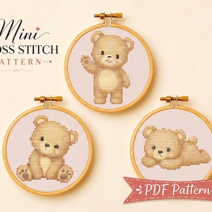Op de afbeelding: Drie ronde houten borduurringen met kruissteekpatronen van lichtbruine teddyberen. Eén beer staat te zwaaien, één zit en één ligt. De tekst "Mini CROSS STITCH PATTERN" en "PDF Pattern" is zichtbaar op de afbeelding.