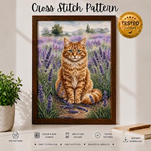 Può includere: Uno schema a punto croce raffigurante un gatto soriano arancione seduto in un campo di fiori di lavanda viola. L'opera incorniciata mostra il testo Cross Stitch Pattern in alto e un sigillo dorato con la scritta Tested Pattern nell'angolo in alto a destra.