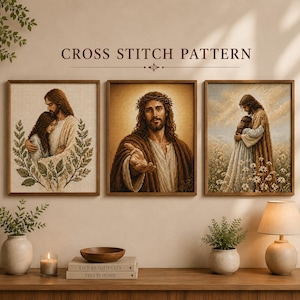 Pode incluir: Três padrões de ponto cruz emoldurados com imagens religiosas. À esquerda, uma figura abraça outra, ao centro, uma figura com coroa de espinhos e, à direita, uma figura abraça outra num campo de flores.