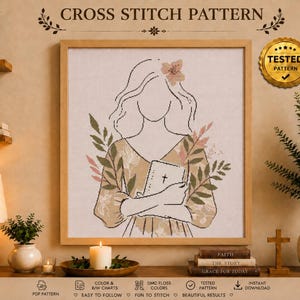 Pode incluir: Um padrão de ponto cruz emoldurado com uma ilustração de linhas de uma pessoa com cabelo ondulado e uma flor, segurando um livro com um símbolo de cruz. O design inclui elementos botânicos em tons suaves de verde e rosa sobre fundo claro.