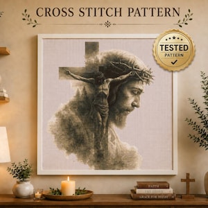 Pode incluir: Um padrão de ponto cruz com uma ilustração em tons de sépia de uma figura com uma coroa de espinhos numa cruz, com o texto CROSS STITCH PATTERN no topo e um emblema circular dourado com a etiqueta TESTED PATTERN no canto superior direito.