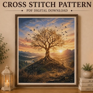 Può includere: Uno schema a punto croce incorniciato raffigurante un grande albero su una collina al tramonto con uccelli in volo. Il testo recita CROSS STITCH PATTERN PDF DIGITAL DOWNLOAD. L'immagine mostra un paesaggio con montagne e un cielo dorato.