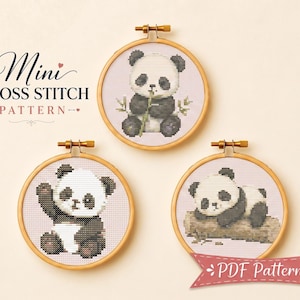 Könnte beinhalten: Drei runde Holzstickrahmen mit Kreuzstichmustern von Pandas auf hellrosa Stoff. Ein Panda frisst Bambus, einer winkt und einer ruht auf einem Baumstamm. Der Text lautet Mini CROSS STITCH PATTERN und PDF Pattern.