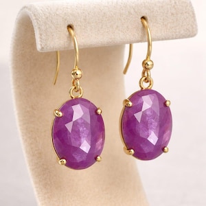 Pendientes colgantes ovalados de color rosa rubí natural, pendientes colgantes chapados en oro de latón, joyería de piedras preciosas hecha a mano, regalo de cumpleaños o aniversario para ella.