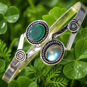 Handgemaakte sterlingzilveren armband: groene onyx ovaal, labradorietblauwe flits, verstelbare boho-stijl