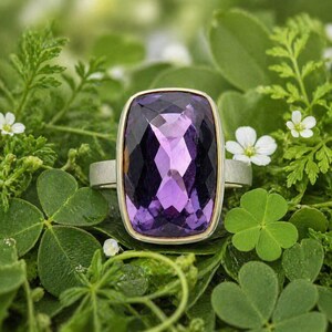 Großer facettierter rechteckiger Amethyst-Stein, Ring aus Silber, handgefertigter Schmuck