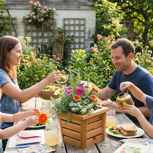 Könnte beinhalten: Eine weiße Keramik-Tasse mit schwarzem Henkel und dem Text "But First, Coffee" in fetter, schwarzer Schrift. Die Tasse steht vor einem neutralen Hintergrund, der ihr schlichtes Design hervorhebt.