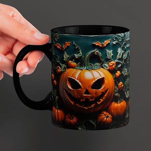 Może przedstawiać: Czarny ceramiczny kubek z żywym motywem halloweenowym. Powierzchnia przedstawia dużą, rzeźbioną pomarańczową dynię z wyszczerzoną, uśmiechniętą twarzą, otoczoną mniejszymi dyniami, zielonymi pnączami i małymi pomarańczowymi nietoperzami.