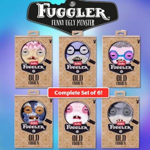 Può includere: Un set completo di sei giocattoli Fuggler "Old Fogies" nella loro confezione originale. Ogni scatola presenta un design mostruoso unico, divertente e brutto visto attraverso una lente d'ingrandimento. Le scatole sono marroni con i loghi Fuggler e Old Fogies.
