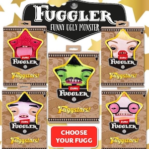 Könnte beinhalten: Fünf Fuggler Funny Ugly Monster Plüschtiere in sternförmiger Verpackung. Jeder Fuggler hat ein einzigartiges Design, einschließlich verschiedener Farben, Gesichtszüge und Accessoires. Die Verpackung zeigt das Fuggler-Logo und den Text "Choose Your Fugg".