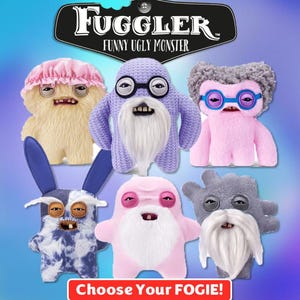 Op de afbeelding: Een verzameling van zes Fuggler Funny Ugly Monster pluche speelgoed in verschillende kleuren en stijlen. Elk pluche heeft unieke kenmerken, waaronder wiebelogen, gestikte monden en nepbont of gebreide lichamen. De afbeelding bevat de tekst "Choose Your FOGIE!"