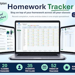 Puede incluir: Una hoja de cálculo digital Homework Tracker para Excel mostrada en tres pantallas de portátil. La interfaz muestra listas de clases, nombres de estudiantes y columnas de seguimiento. El texto incluye Toolplan, Homework Tracker y Excel Version.