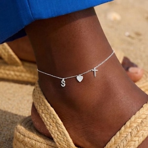 Peut inclure: Ensemble de trois tasses en céramique avec une finition mate et mouchetée. Les tasses sont de couleur crème, gris clair et gris foncé. Chaque tasse a un design minimaliste et une anse arrondie.