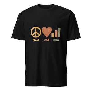 Puede incluir: Camiseta negra con un diseño gráfico que presenta un símbolo de la paz, un corazón y un gráfico de barras de datos. Las palabras "Peace", "Love" y "Data" están impresas debajo en un estilo vintage.
