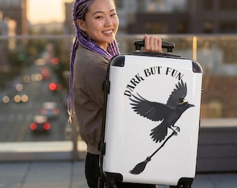 Mroczna, ale zabawna ilustracja kruka Walizka | miotła czarownicy bagaż podróżny