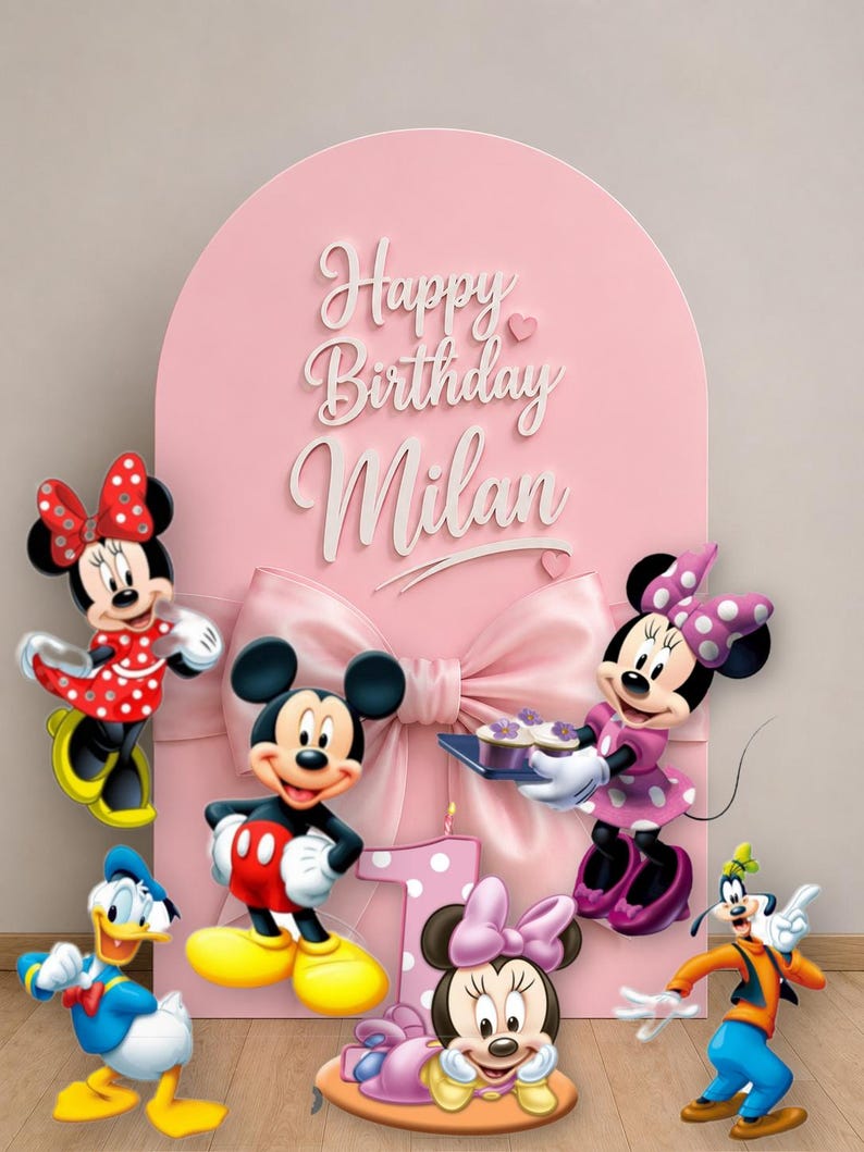Pu&ograve; includere: Uno sfondo ad arco rosa con un grande fiocco centrale e la scritta bianca Happy Birthday Milan. Attorno allo sfondo ci sono sagome di Topolino, Minnie, Paperino, Pippo e una candelina rosa a forma di numero uno con base Minnie.