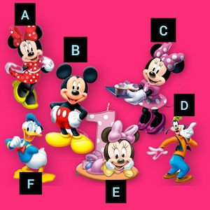 Pu&ograve; includere: Una collezione di illustrazioni di personaggi Disney su uno sfondo rosa brillante, etichettate dalla A alla F. I personaggi includono Minnie in abiti rossi e rosa, Topolino, Paperino e Pippo, insieme a una grande candela rosa a forma di numero uno.