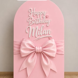 Pu&ograve; includere: Un pannello di sfondo ad arco rosa che misura 152,4 cm per 61 cm. La superficie presenta scritte bianche in 3D che recitano Happy Birthday Milan, accompagnate da due piccole icone a forma di cuore. Un grande fiocco in raso rosa &egrave; fissato al centro.