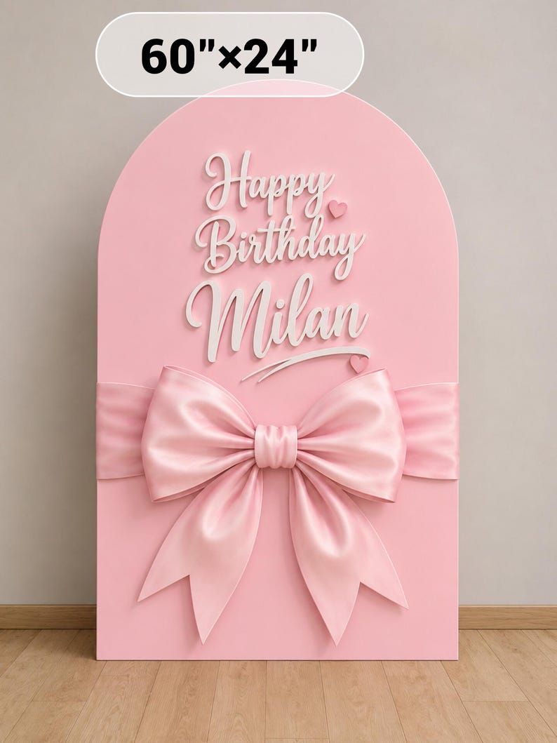 Pu&ograve; includere: Un pannello di sfondo ad arco rosa che misura 152,4 cm per 61 cm. La superficie presenta scritte bianche in 3D che recitano Happy Birthday Milan, accompagnate da due piccole icone a forma di cuore. Un grande fiocco in raso rosa &egrave; fissato al centro.