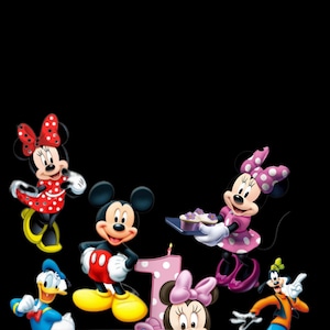 Pu&ograve; includere: Un'illustrazione digitale con Topolino, Paperino, Pippo e due versioni di Minnie che circondano una grande candela rosa a forma di numero uno. Una Minnie indossa un vestito rosso a pois, mentre l'altra tiene in mano un vassoio di cupcake.