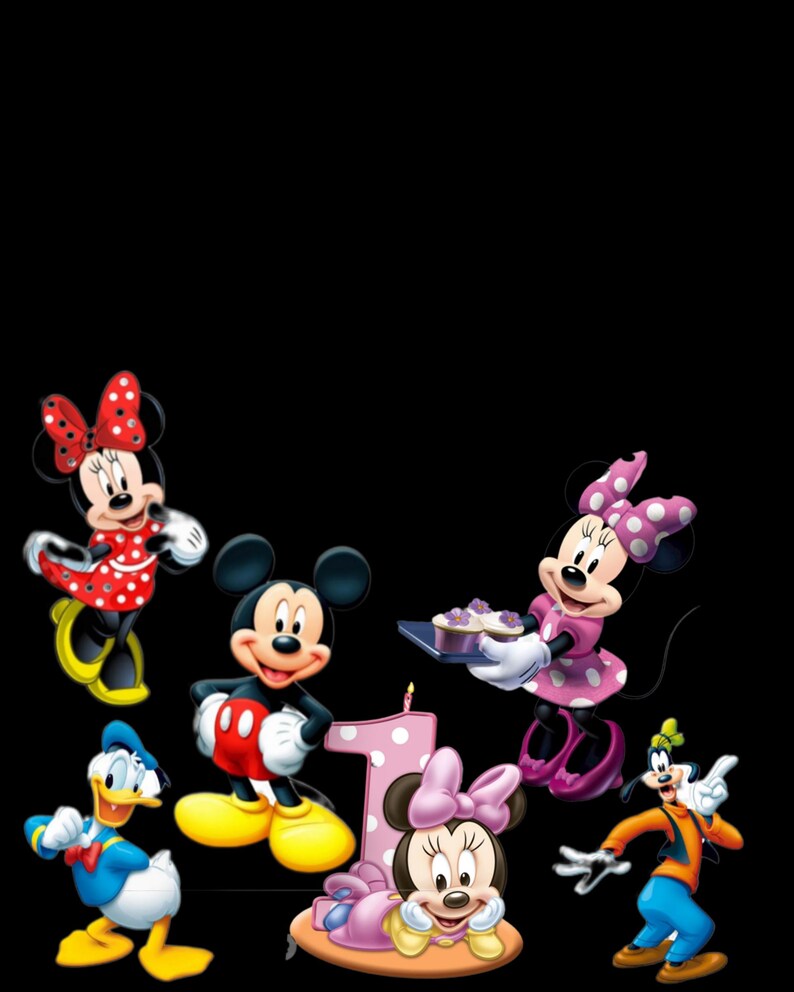 Pu&ograve; includere: Un'illustrazione digitale con Topolino, Paperino, Pippo e due versioni di Minnie che circondano una grande candela rosa a forma di numero uno. Una Minnie indossa un vestito rosso a pois, mentre l'altra tiene in mano un vassoio di cupcake.