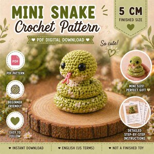 Op de afbeelding: Een haakpatroon voor een mini-slang, met de tekst "MINI SNAKE Crochet Pattern" en "PDF DIGITAL DOWNLOAD". De afgewerkte maat is 5 cm. De slang is groen en wit met een roze tong. Het patroon is beginnersvriendelijk.