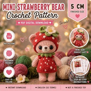 Puede incluir: Un patrón de ganchillo para un Mini Oso Fresa. El tamaño final es de 5 cm. El oso lleva un atuendo y un sombrero con temática de fresa roja. El patrón es una descarga digital en PDF, apto para principiantes y fácil de seguir. El texto "So cute!" también está incluido.
