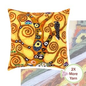 Op de afbeelding: Een vierkant naaldpunt canvas met een goudgele achtergrond, bruine kronkelende boomtakken en een zwarte vogel op een tak. Het ontwerp bevat geometrische patronen en een ronde badge met de tekst 2X More Yarn.