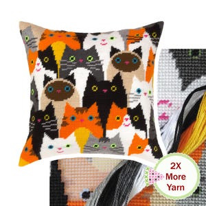 Könnte beinhalten: Ein quadratischer Stickkissenbezug mit einem sich wiederholenden Muster aus stilisierten Katzen in Orange, Schwarz, Weiß, Braun und Grau. Ein kreisförmiges Abzeichen in der unteren rechten Ecke zeigt den Text 2X More Yarn, begleitet von Garnsträngen.