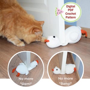 Könnte beinhalten: Ein weißer gehäkelter Enten-Türstopper mit orangefarbenem Schnabel und Füßen sowie einem schwarzen Sternauge. Der Türstopper befindet sich unter einer Tür, mit einer Katze, die mit ihm interagiert. Der Text lautet "Digital PDF Crochet Pattern".
