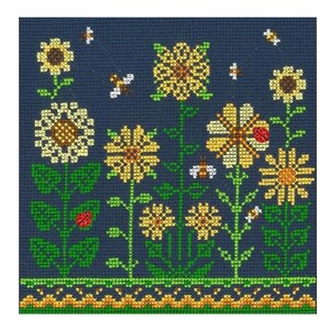 Peut inclure: Motif de point de croix représentant des tournesols, des abeilles et des coccinelles sur fond bleu marine. Les tournesols sont jaunes et bruns, avec des tiges et des feuilles vertes. Une bordure décorative est présente en bas.