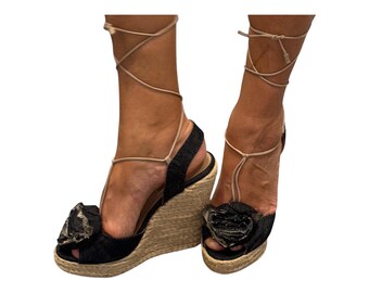 Espadryle na koturnie z denimu Valentino Garavani, luksusowe sandały vintage ze sznurowaniem i trójwymiarowym kwiatem, designerskie letnie koturny ze sztruksu, rozmiar EU38