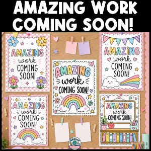Op de afbeelding: Vijf rechthoekige posters met de tekst AMAZING WORK COMING SOON! in diverse pastelkleuren. De ontwerpen bevatten illustraties van bloemen, regenbogen, wolken en een boekenplank. Twee lege briefjes zijn in het midden opgehangen.