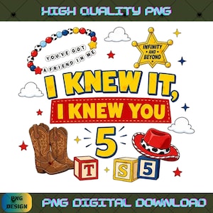 以下が含まれることがあります： テキスト「I KNEW IT, I KNEW YOU」と数字の「5」が描かれたデジタルグラフィック。「YOU'VE GOT A FRIEND IN ME」と書かれたビーズブレスレット、「INFINITY AND BEYOND」と書かれた黄色い保安官バッジ、茶色のカウボーイブーツ、赤い帽子、そして文字「T」「S」と数字「5」が書かれたブロックが、雲や星と共に配置されています。