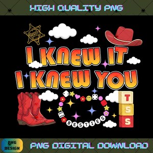 Peut inclure: Un design graphique num&eacute;rique avec le texte I KNEW IT I KNEW YOU en d&eacute;grad&eacute; jaune &agrave; orange. Les &eacute;l&eacute;ments incluent une &eacute;toile de sh&eacute;rif, un chapeau de cowboy rouge, des bottes de cowboy rouges, des nuages blancs, des d&eacute;s, des fleurs et des blocs TSS.