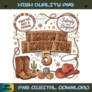 Pu&ograve; includere: Un'illustrazione digitale con un cartello in legno con il testo I KNEW IT, I KNEW YOU, il numero 5, stivali da cowboy, un cappello da cowboy, blocchi dell'alfabeto, un cactus, un lazo e il testo YOU'VE GOT A FRIEND IN ME e Infinity and Beyond.