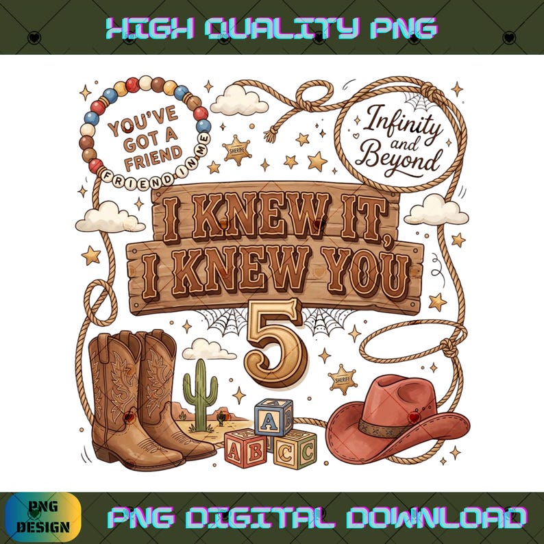 Pu&ograve; includere: Un'illustrazione digitale con un cartello in legno con il testo I KNEW IT, I KNEW YOU, il numero 5, stivali da cowboy, un cappello da cowboy, blocchi dell'alfabeto, un cactus, un lazo e il testo YOU'VE GOT A FRIEND IN ME e Infinity and Beyond.