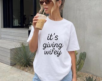 It's giving wifey Shirt, Braut JGA Junggesellinnenabschied Hochzeit shirt Braut, Brautparty Outfit, JGA shirt Geschenk minimalistische wifey