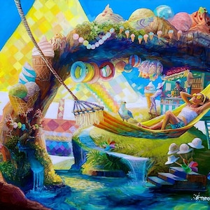 以下が含まれることがあります： 鮮やかで気まぐれな絵画は、ハンモックでくつろぐ女性を描いています。 このシーンは、カラフルなコーン、お店、滝のあるアイスクリームパラダイスです。 このアートワークは、明るい青、黄色、ピンクで満たされ、陽気で夢のような雰囲気を作り出しています。