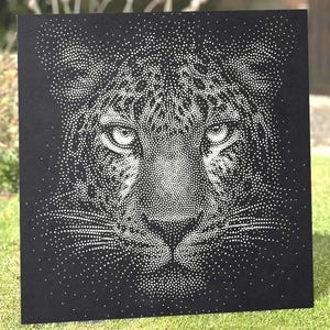Op de afbeelding: Een vierkant zwart wandkunstwerk met een gedetailleerd portret van een luipaardgezicht, volledig gemaakt met witte stippen. Het ontwerp gebruikt variërende stipdichtheden om de ogen, neus, snorharen en vachtstructuur tegen de achtergrond te vormen.