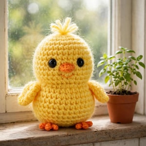 Può includere: Un pulcino di peluche lavorato all'uncinetto di colore giallo brillante, con corpo rotondo, un piccolo ciuffo di filato sulla testa, due occhi in plastica nera e un piccolo becco e zampette lavorati all'uncinetto di colore arancione.