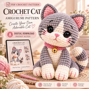 Puede incluir: Un juguete amigurumi de gato tejido a ganchillo en gris y blanco con orejas internas rosas, un collar rosa con un cascabel dorado y ojos negros grandes. Al lado hay una tableta digital que muestra un patrón de ganchillo en PDF.