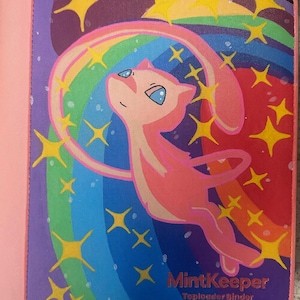 Può includere: Set di tre tazze in ceramica con finitura opaca e macchiettata. Le tazze sono nei toni del crema, grigio chiaro e grigio scuro. Ogni tazza ha un design semplice e minimalista, perfetto per caffè o tè.