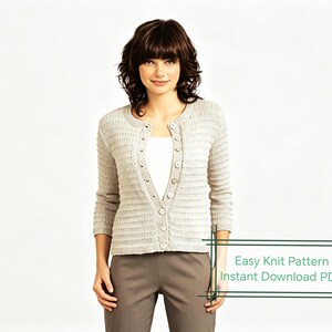 Puede incluir: Un cárdigan gris claro con botones y un patrón de punto texturizado. El cárdigan se lleva sobre una camiseta blanca y se combina con pantalones grises. La imagen incluye el texto "Easy Knit Pattern Instant Download PDF".
